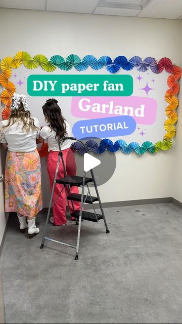 Stephanie Osmundson & Loreal Hemenway on Instagram: "We are on the edgeeeee of something GORGEOUS!! It’s these paper fan borders BUT with a stunning ombre twist!!💖✌🏻🌼🌈✨  We used these leftover spray paint and some white cardstock paper to create the ULTIMATE BORDER… we especially love it paired with our new bulletin board kit! 🤩🤩🤩  Save this video to recreate later and COMMENT “BOARD” for a link to this resource 🔗👍🏻✨  #hack #tutorial #diy #teacherhack #classroomdiy #decoratewithme #classroomtransformation #bulletinboard #bulletinboardideas #iteach #iteachtoo #teachersfollowteachers #bulletinboardkit #astrobirght #paperfans #paperfangarland #rainbowdecor" Classroom Decor Wall Ideas, Diy Teaching Resources, Paper Fan Bulletin Board Border, Streamer Bulletin Board Border, Diy Class Decoration Ideas, Bulletin Borders Ideas, Construction Paper Bulletin Board, Bulletin Board Edge Ideas, 3d Bulletin Boards Elementary