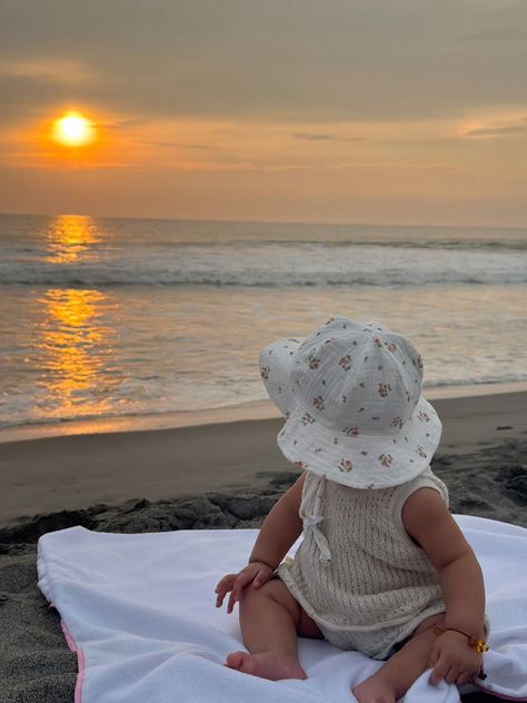 Fotos de bebé en la playa #baby #susent #atardecer #sea #bebeenlaplaya Baby Travel Aesthetic, Baby Beach Aesthetic, Beach Baby Aesthetic, Baby Summer Photoshoot, Beach Pictures With Baby, Faceless Baby Photos, Babies On The Beach, Toddler Beach Photos, Babies At The Beach