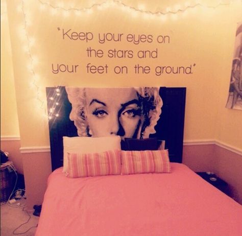 Marilyn Monroe inspired room Elle Lee, Marilyn Monroe Bedroom, Marilyn Monroe Room, Teenage Girl Room Ideas, Bedroom Redecorating, Rachel Thompson, Deco Room, Teenage Girl Room, Tumblr Rooms