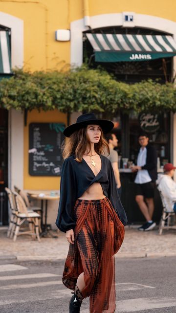 Lisbon Style Fashion, Bohemian Rock Style Outfit, Street Boho Style, Fancy Hippie Outfit, Folk Music Festival Outfit, Boho Outfits 2024, Folk Concert Outfit Summer, Festival Outfits 2024, Country Boho Outfit