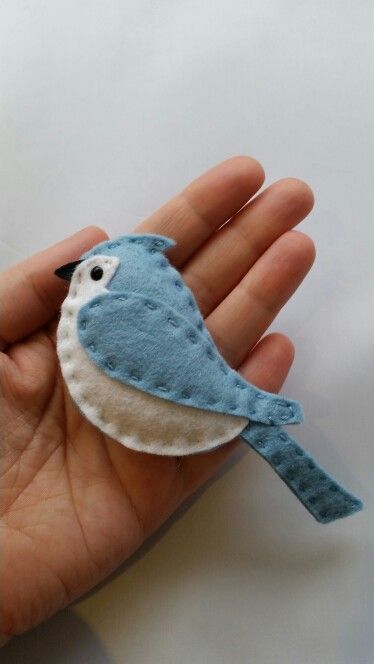 Felt crafts - tufted titmouse felt bird by Grace's Favours Free Felt Bird Patterns, Handmade Birds Diy Crafts, Bird Felt Pattern, Felt Birds Ornaments Free Pattern, Felt Birds Pattern, Felt Hummingbird, Felt Bird Ornaments, Bird Diy, Felt Birds Ornaments