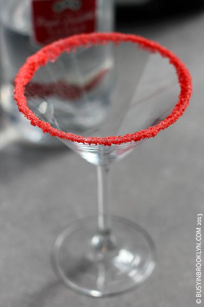 how to decorate a cocktail glass with colored sugar Sugar Rimmed Glasses Diy, Interesting Cocktails, Purim Party, Drink Presentation, Girly Party Ideas, Wallace Stevens, Jewish Holiday Recipes, Sugar Glass, How To Make Red