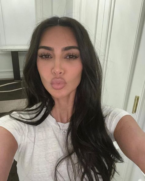 Kim Kardashian Eyelashes, Kim Kardashian Selfie, Kim Kardashian Closet, Kim Kardashian Wallpaper, Estilo Kim Kardashian, Kardashian Makeup, Kim Kardashian Makeup, Kim Kardashian Outfits, Kylie Jenner Lipstick