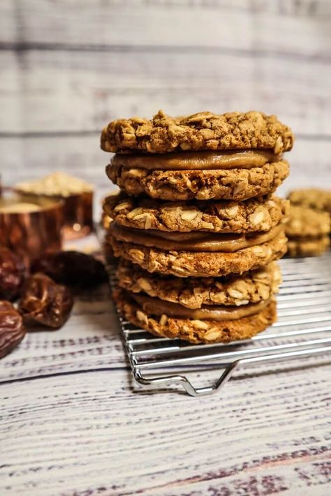 My Mom asked me last weekend if I could make some date bars in cookie Caramel Oatmeal, Oatmeal Biscuits, Easy Vegan Cookies, Raspberry Compote, Cookie Dough To Eat, Dessert Hummus, Salted Caramel Cookies, Date Bars, Oatmeal Cream Pies