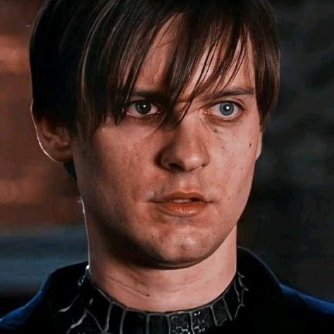 Emo Peter Parker, Tobey Maguire Aesthetic, Emo Spiderman, Bully Maguire, Spiderman Room, Emo Icons, Spiderman Mask, Peter Parker Spiderman, The Flash Grant Gustin