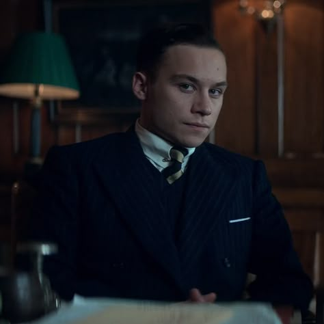 peaky blinders Jack Nelson Peaky Blinders, Michael Gray Peaky Blinders, Madison + Core + Aesthetic, Michael Gray, Finn Cole, + Core + Aesthetic, Peaky Blinders, Brain, Grey