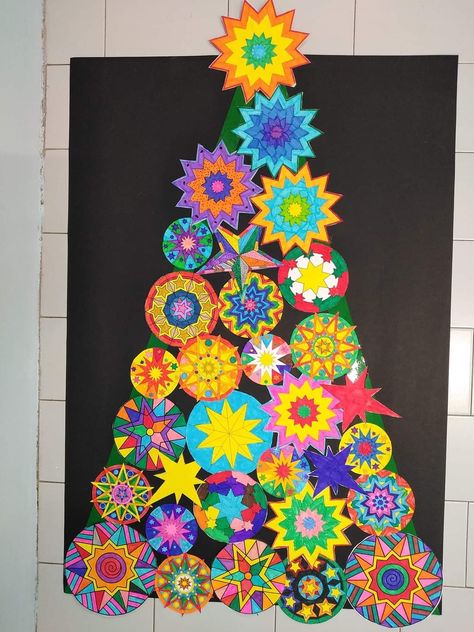 Christmas Art Project For High School, Collaborative Christmas Tree Art Project, 8th Grade Christmas Art Project, Collaborative Christmas Art Projects, Class Christmas Tree, Christmas Library Display, Christmas Tree Crafts For Kids, Triangle Christmas Tree, Collaborative Art Projects For Kids