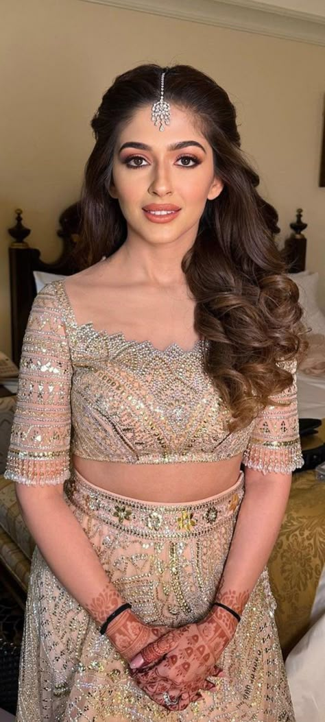 Makeup For Lehenga, Hairstyles For Indian Bride, Bridal Hairstyle Indian Wedding Open Hair, Reception Saree Hairstyle, Engagement Front Hairstyles, Bride Hairstyles Indian Wedding Reception, Reception Hairstyles Indian Brides Lehenga, Bridal Open Hairstyles Indian, Bride Open Hairstyle