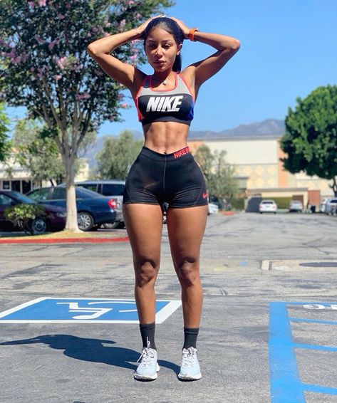 Track Outfits, Jai Nice, Gym Pictures, Kardashian Outfit, Beach Model, Leveling Up, Fendi Bag, Fitness Inspiration Body, Girl Body