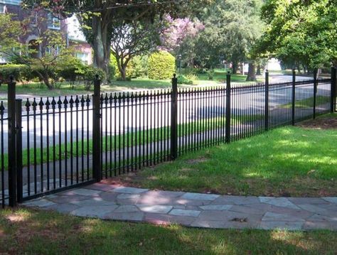 16 Inspirational Fence Ideas That Are Simple Yet Beautiful Iron Fencing Ideas Front Yards, Black Fence Front Yard, Black Iron Fence, Front Yard Fence Ideas, Grandpa House, Unique Fence Ideas, Yard Fencing, Pagar Modern, Fence Railing