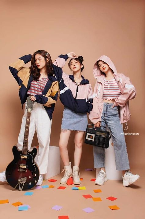 Yearbook Photoshoot Ideas, Retro Photoshoot Ideas, Yearbook Outfit Ideas, Retro Ootd, Yearbook Photoshoot, 80s Inspired Outfits, Retro Photoshoot, Group Photo Poses, Friendship Photoshoot