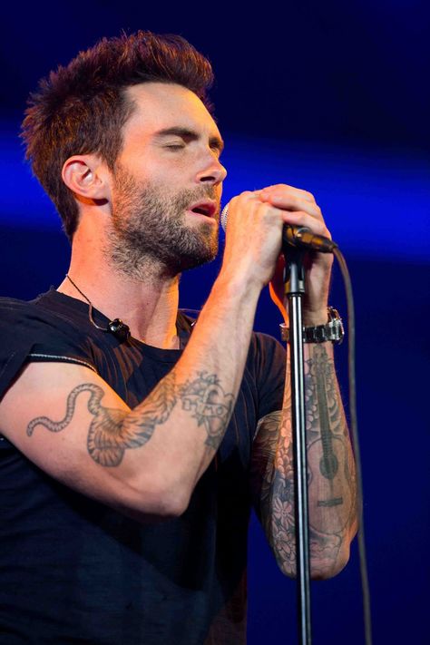 Adam Levine Beard, Adam Levine Style, Guitar Tattoo, Sing To Me, Adam Levine, Maroon 5, Cool Guitar, Man Alive, Man Crush