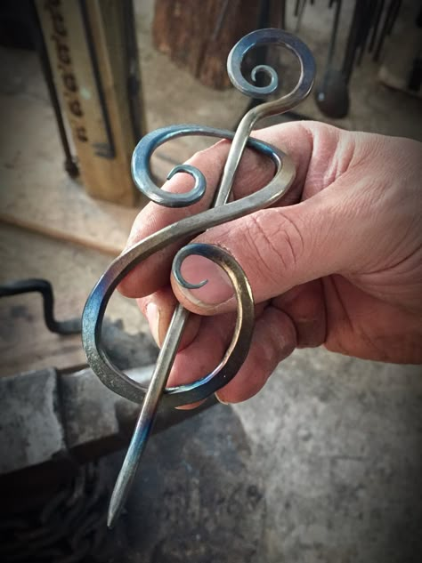 Hairpin - blacksmithing Iron Jewelry, Blacksmith Projects, Horseshoe Crafts, Forging Metal, Metal Projects, Welding Art, Scrap Metal Art, Viking Jewelry, Wire Crafts