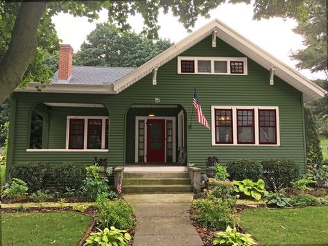 Green Siding House, Green Exterior Paints, Craftsman Home Exterior, Green Exterior House Colors, Green House Exterior, Green Siding, Lake Houses Exterior, Bungalow Exterior, Craftsman Bungalow