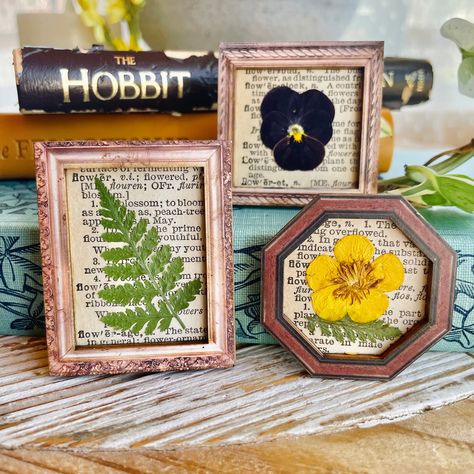 Gifts With Pressed Flowers, Dried Flower Magnets, Pressed Flower Frame Ideas, Pressed Dried Flowers Ideas, Pressed Flowers Aesthetic, Pressed Flowers Ideas, Pressed Flower Art Diy, Forestcore Bedroom, Pressed Flower Gifts