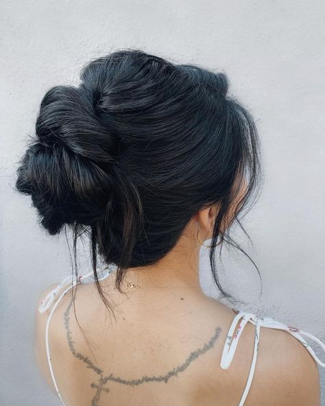 OC | BOHO BRIDAL HAIR on Instagram: “MODERN FRENCH TWIST ✖️✖️ all the brunette inspo for your Monday feed 🖤🖤 off to a trial, then responding to emails today!😘😘” Bridal French Twist, Modern French Twist, Modern French Twists, Brunette Updo, Boho Bridal Hair, Modern French, Brown Wedding, French Twist, Beautiful Mess