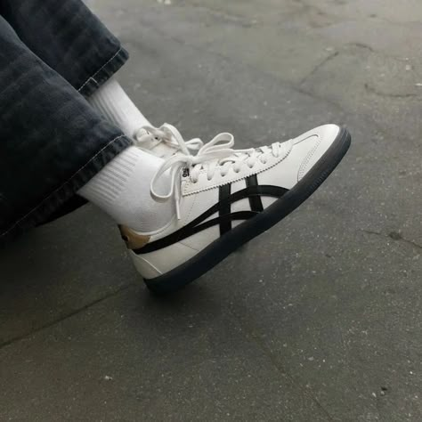 Black And White Onitsuka Tiger, How To Style White Sneakers, Onitsuka Tiger Tokuten, Wishlist Moodboard, Onitsuka Tiger Black, White Onitsuka Tiger, Onitsuka Tiger Mens, Shoe Rotation, Black And Gold Sneakers