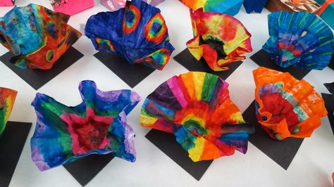 Art Room Blog: Dale Chihuly Glass or Coffee Filters... Coffee Filter Art, Elementary Art Lessons, 2nd Grade Art, Dale Chihuly, Elementary Art Projects, Kindergarten Art, Coffee Filters, Art Lessons Elementary, Chihuly