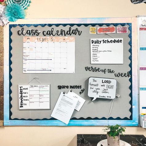 Mikaela // Teacher on Instagram: “H E L L O  T E R M  3 👋🏻 Our daily notice board is ready, my classroom is ready, it’s go time tomorrow! Lucky for me though, I have one…” Teacher Notice Board, Notice Board Ideas For School, Classroom Notice Board Ideas, Classroom Notice Board, Notice Board Ideas, Softboard Ideas, 4th Grade Classroom Setup, Notice Board Decoration, Memory Box Frame