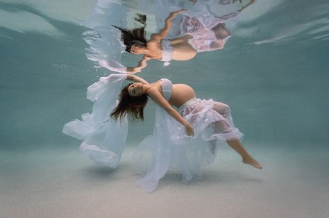 Maternity Photo Shoot Ideas Underwater, Water Goddess Maternity Shoot, Under Water Maternity Shoot, Underwater Pregnancy Photos, Under Water Maternity Pictures, Water Maternity Photoshoot, Pregnant Underwater, Pool Maternity Shoot, Maternity Photos In Water