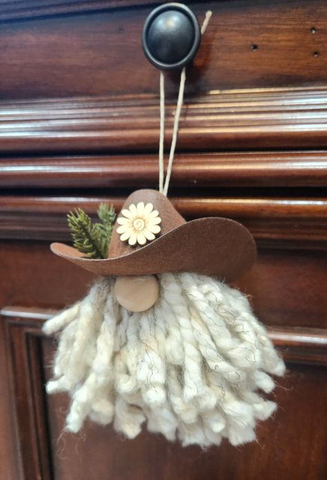 Cowboy Hat Ornament, Diy Cowboy Christmas Ornaments, Cowboy Hat Ornaments, Diy Cowboy Hat Holder, Cowboy Christmas Decorations Diy, Cowboy Gnomes Diy, Diy Cowboy Hats, Cowboy Christmas Ornaments, Western Christmas Tree Ornaments