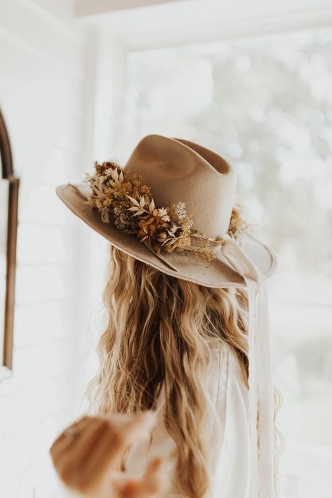 Bridal Hair With Hat, Wedding Hat Hairstyles, Boho Wedding Hat, Wedding Cowboy Hat, Bridesmaid Hats, Hair With Hat, Weddings Idea, Cowgirl Wedding, Hat Art