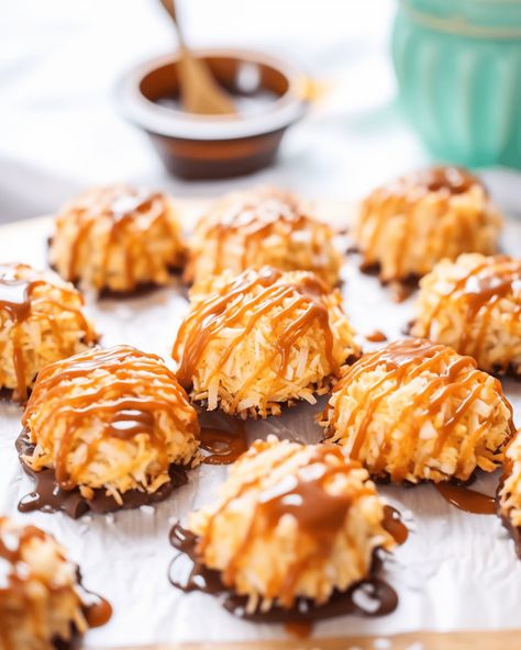 Salted Caramel Coconut Macaroons, Caramel Coconut Macaroons, Red Lobster Shrimp Scampi, Caramel Coconut, Coconut Macaroons Recipe, Creative Snacks, Coconut Caramel, Macaroon Recipes, Almond Bark