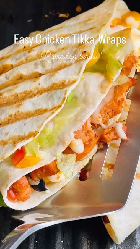 Easy Chicken Tikka Wraps Recipe https://resepmamiku.com/en/easy-chicken-tikka-wraps-bon_appetit_by_nadia Delicious Wraps, Cucumber Raita, Sliced Tomatoes, Meal On The Go, Tortilla Wrap, Chicken Pieces, Portable Food, Chaat Masala, Tortilla Wraps