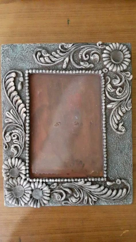 Lippan Art On Photo Frame, Clay Border Design, Lippan Art Photo Frame Diy, Lippan Art Frame, Ceramic Frame Ideas, Jharoka Design, Lippan Art Photo Frame, Clay Frame Ideas, Mirror Clay Art