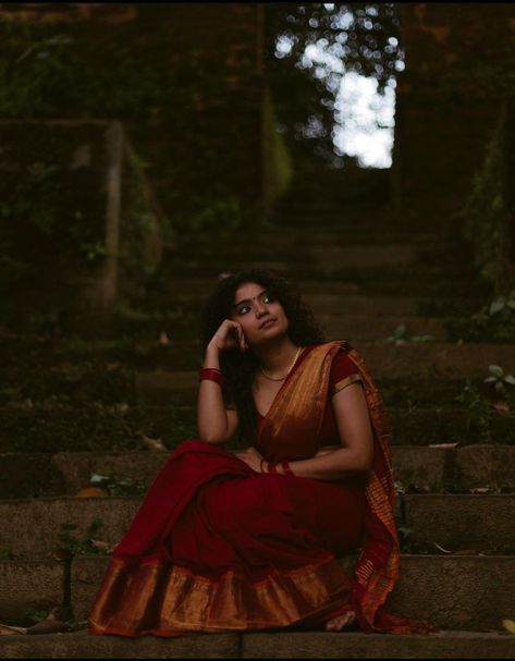 Cute Poses Female, Temple Saree Photoshoot, Traditional Poses For Photoshoot, Saree Shoot, Sisters Photoshoot Poses, Sisters Photoshoot, Saree Poses, Vintage Photoshoot, Indian Photoshoot