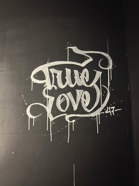 #love #aesthetic #art #graffiti wall art Street Art Graffiti Letters, Graffiti Love Art, Feminine Graffiti, Valentines Graffiti, Graffiti Valentines, Homies Aesthetics, Graffiti Art Drawings, Font Graffiti, Alphabet Graffiti