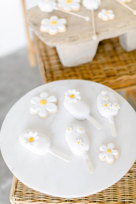 Chamomile Birthday Theme, Daisy Flower Theme Birthday Party, Daisy Bday Party, Daisy Decorations Party, Daisy Flower Birthday Party Ideas, Daisy Themed Baby Shower Ideas, Daisy Party Theme 1st Birthdays, Birthday Daisy Theme, Daisy Party Theme