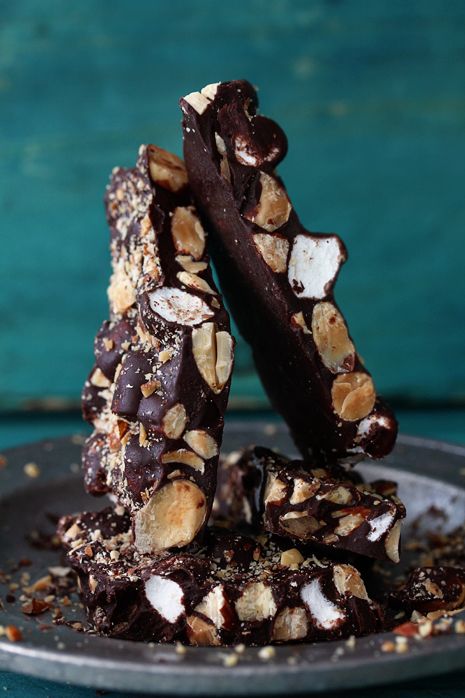 This Rocky Road Bark is an fast and easy holiday baking recipe that uses only 3 ingredients and takes only 20 minutes to make from start to finish. Making it even better is this is a no-bake recipe Holiday Baking Recipes Easy, Candy Bark Recipes, Homemade Holiday Treats, Easy Holiday Baking, Salted Almonds, Diana Queen, Easy Holiday Desserts, Holiday Baking Recipes, Baking Recipe