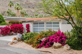 Midcentury Modern Landscaping, Mid Century Landscaping, Mid Century Landscape, Mid Century Ranch, Modern Landscape Design, Modern Landscaping, Mid Century Modern House, Desert Landscaping, Ranch Style