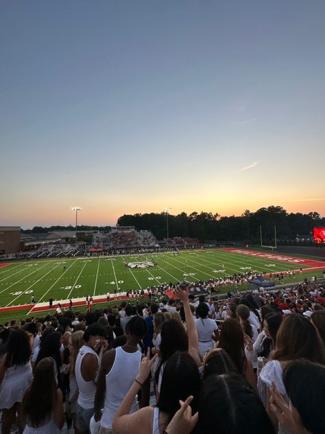 American Football Aesthetic High School, Highschool Football Aesthetic, Football Game Highschool, American Highschool Aesthetic, American Football Aesthetic, American Highschool, Aesthetic Highschool, Highschool Football, Life In Usa