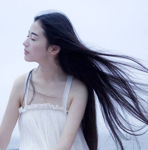 Hair In Face Aesthetic, Hair Blowing In The Wind Photography, Hair Blowing In Wind Reference, Flowy Hair Reference, Hair Flowing In Wind, Flowing Hair Reference, Flowy Hair Drawing, Hair In Wind, Long Flowy Hair