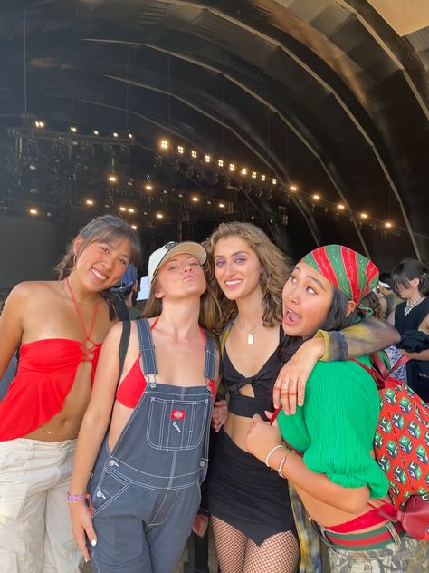 coachella outfit ideas, coachella 2022, friends aesthetic, overalls outfit, best friend pictures, music festival outfits Festival Outfits Overalls, Music Festival Overalls Outfit, Overall Festival Outfit, Overalls Festival Outfit, Outfit Ideas Coachella, Coachella Outfit Ideas, Music Festival Aesthetic, Hozier Concert, Coachella 2022