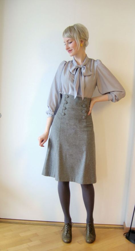 Things I Make, Things I Love: piksi Shoes To Wear With Tights, Áo Blu, What Shoes To Wear, Grey Tights, Look Retro, Best Outfits, A Skirt, Gray Skirt, Mode Vintage