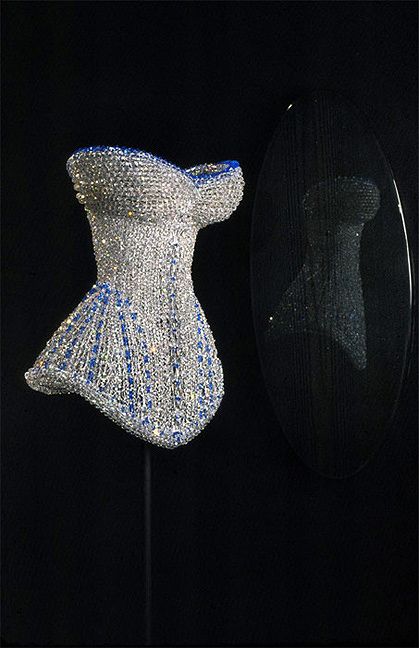 Swarovski chandelier crystal corset on a stainless steel wire frame. By German visual artist Justen Ladda who is based in NYC. His work has been showcased at the Museum of Modern Art. Textiles Corset, Ugh Fashion, Capitol Fashion, Crystal Corset, Stage Fashion, Classy Clothes, Burlesque Costume, The Museum Of Modern Art, Runway Outfits