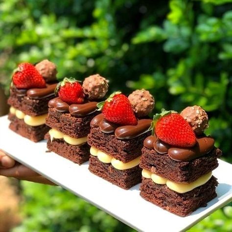 Birthday Cake Brownies, Mini Brownies, Mini Torte, Brownie Toppings, Pretty Dessert, Fancy Desserts, Pastry Cake, Easy Baking Recipes, Cooking Recipes Desserts