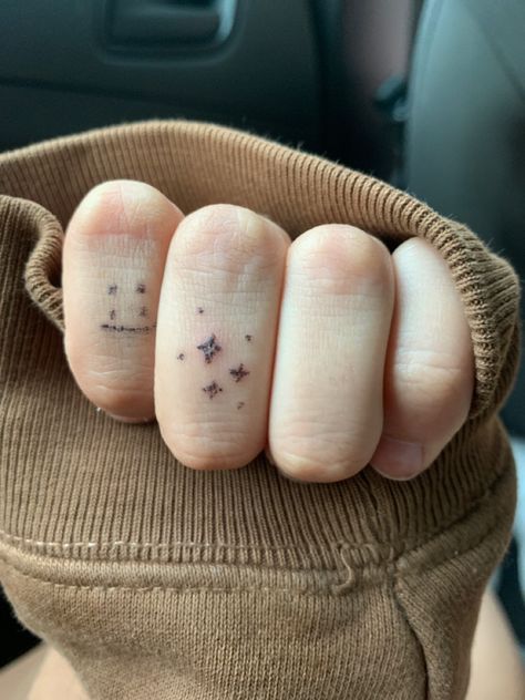 Stickandpoke Tattoo, Dr Tattoo, Aesthetic Tattoo Ideas, Stick Poke Tattoo, Cute Tats, Handpoke Tattoo, Stick N Poke Tattoo, Dreamcore Weirdcore, Poke Tattoo