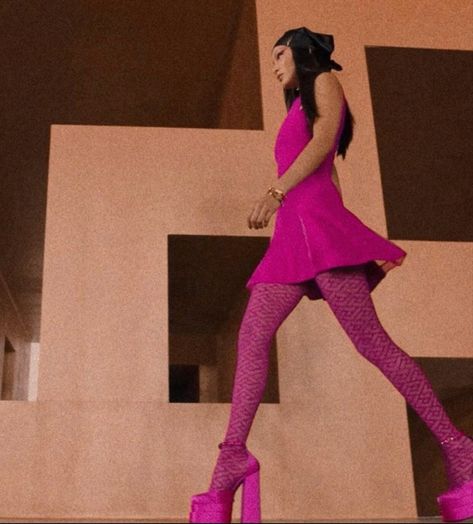 Bella Hadid Fashion Week 2021 Versace Fashion Show hot pink dress tights and platform heels. Black headscarf long brown hair and gold accessories. Fashion and Style inspiration. The BluePrint #bellahadidstyle Platform Heel Outfit, Pink Tights Outfit, Pink Heels Outfit, Black Headscarf, Platform Heels Outfit, Platform Shoes Outfit, Pink Shoes Outfit, Black Heels Outfit, Platform Outfit