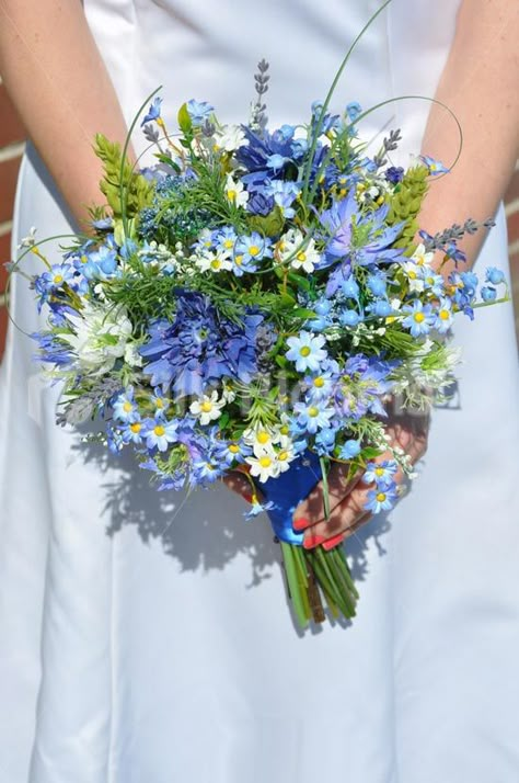 Bridal Bouquet Wildflower, Cornflower Wedding, Wedding Bouquets Ideas, Bouquet Wildflower, Wildflower Bridal Bouquets, Bouquets Ideas, Wildflower Wedding Bouquet, Wedding Flower Guide, Modern Wedding Flowers