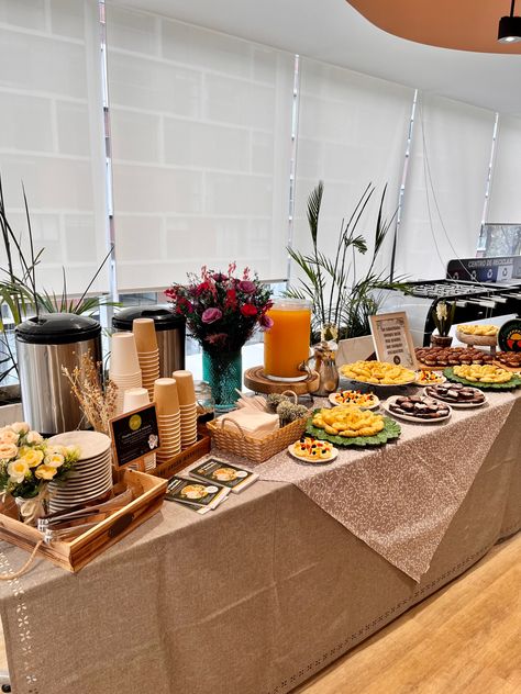 Coffee Bar Birthday Party Ideas, Meeting Breakfast Ideas Office, Coffee Break Simples, Mesa Coffee Break, Coffee Break Ideas, Brunch Ideas Decoration Table, Coffee Break Catering, Party Buffet Table, Buffet Presentation