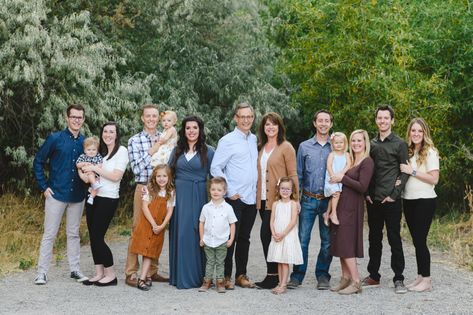 Large Family Pictures, Large Family Photography, Extended Family Pictures, Outfit Suggestions, Extended Family Photography, Family Photo Colors, Big Family Photos, Extended Family Photos, Large Family Photos