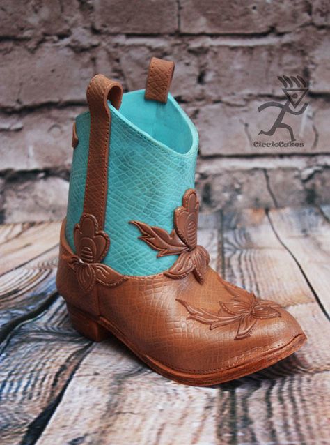 6" high Sugarpaste Cowboy boot topper by Ciccio Cowgirl Boot Cake, Vaquero Cake, Woman Cowboy Boots, Baby Reveal Party Decorations, Boot Cake, Cake Tricks, Clay Shoes, Fondant Shoes, Farm Cakes