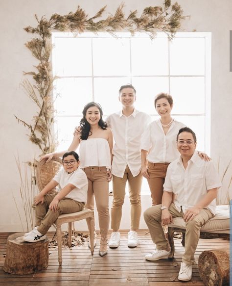 Family Shoot Outfit Ideas Studio, Graduation Family Outfit Ideas, Family Potrait Idea, Family Photo Studio Ideas Portrait Poses, Simple Family Photoshoot, Family Photo Studio Outfits, Family Photo Outfits Indoor Studio, Simple Family Photo Outfits, Family Studio Photography Poses