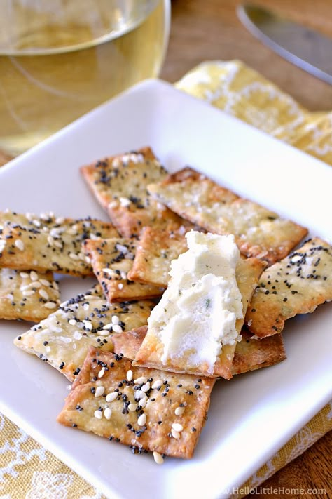 Crackers Seasoned, Artisan Crackers, Herb Crackers, Parmesan Crackers, Homemade Crackers Recipe, Seasoned Crackers, Savoury Crackers, Sweet Potato Bread, Crackers Recipe