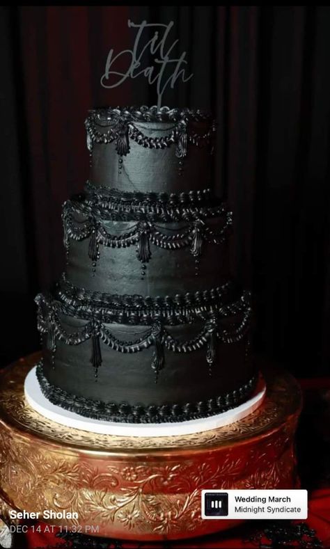 Goth Wedding Cake Victorian Gothic, Tim Burton Wedding Theme, Goth Wedding Cake, Tim Burton Wedding, Dark Wedding Dress, Dark Romance Wedding, Gothic Wedding Cake, Witchy Wedding, Black Wedding Cake