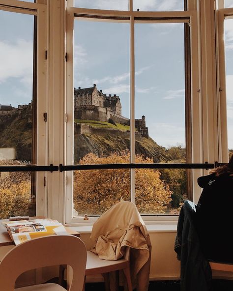 Casual café castle views 🏰 Why sit at home and write papers when I can systematically visit every @waterstones in the country? Edinburgh ✔️ Waterstones Edinburgh, Edinburgh Bookshop, Edinburgh Apartment, Edinburgh Trip, Edinburgh Aesthetic, Grey November, Edinburgh Flat, Scotland Aesthetic, Move Abroad